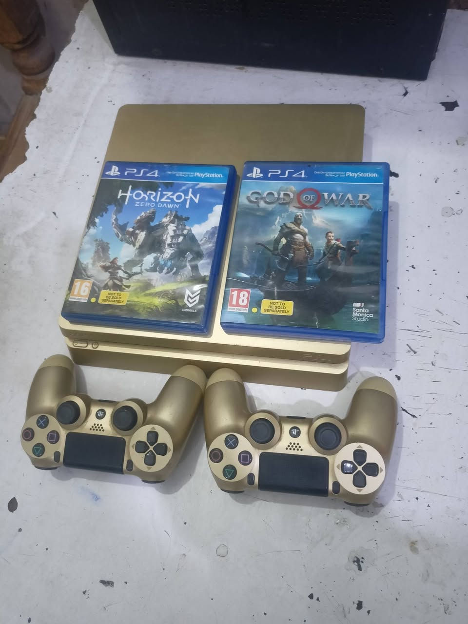 سلام عليكم بلي ستيشن فور نصف تيرة لون الذهبي جوستكات عدد 2مع أقراص عدد 2 السعر  225.  هذا رقمي *********** لشراي يتصل

