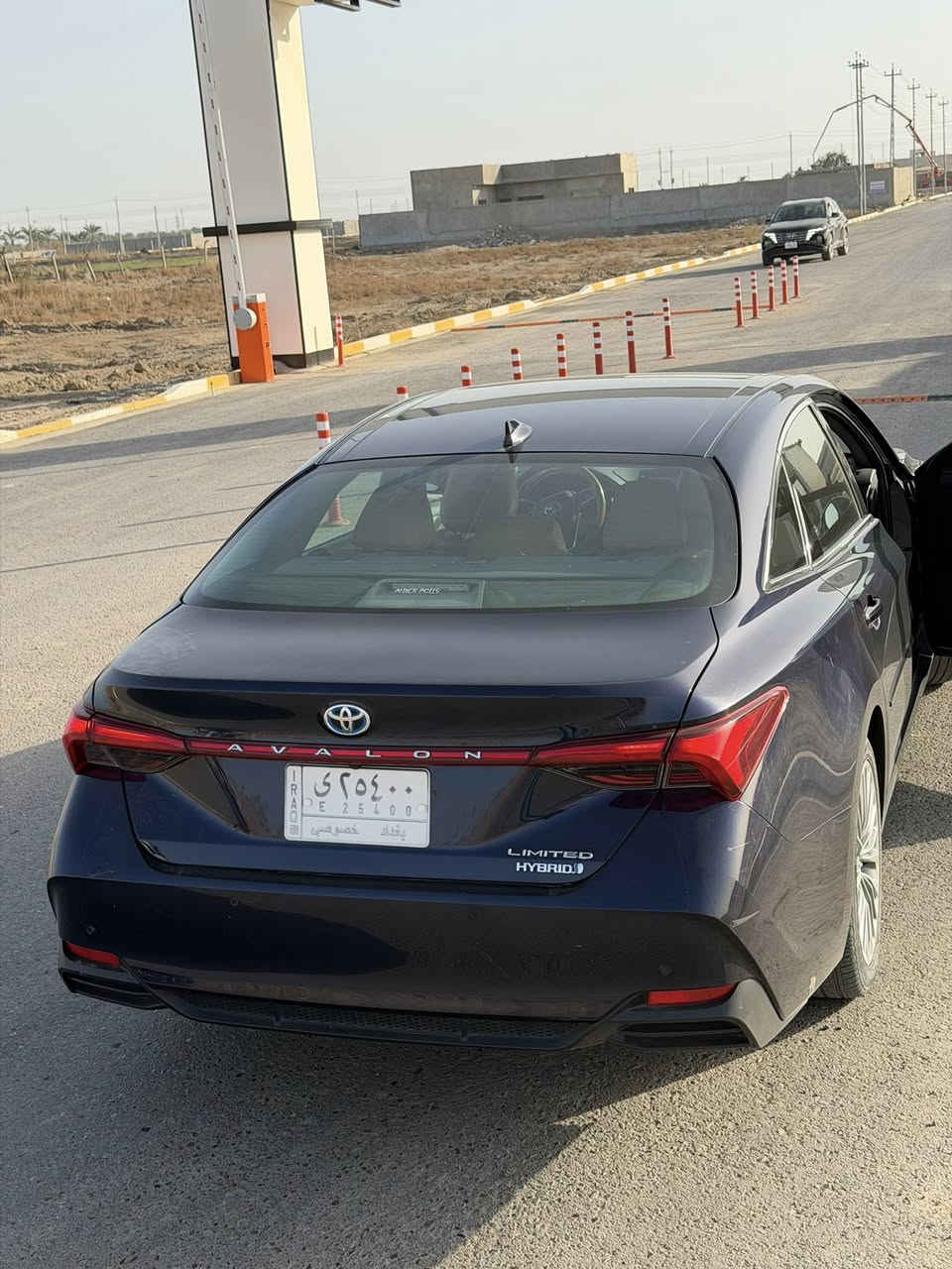 أفلون موديل ٢٠٢٢ فئة لمتت  هايبرد محرك ٤ سلندر ٢٥٠٠ اعلى مواصفات فل سياره ضرر غرق كلشي ما مبدل بيها سياره نو مسج ماشيه ٥٠ الف كيلو الصراحه اكو سيارات غركانه ما تصحه و اكو سياره تجيبها على حضك كلشي لوز 
مو لان سيارتي بس حقيقه السياره كلشي مابيها شغاله و عطل واحد مصار عندي من جبتها لحد هسه 
اني استوردتها على ايدي 
بنيد مفاتح السياره قطره صبغ مابيها السياره كبس من البنيد للجنطة دينار واحد متصرف عليها 
بيها ملاحضه صغيره انطخت عندي بالجاملغ الخلفي على كد شبر و رجعته بارد بدون صبغ و مختفي ما مبين 
و السياره نصبتها احلى من الصور 
شرط السياره اديربها كله عادي و نشاط فول و دوانز مستحيل تسمع سياره كلش نشطه و كل ١٥ يوم افولها ب ٢١ الف بس 
مواصفات 
رادارات ٣٦٠ درجه 
كاميرات ٣٦٠ درجه 
نقاط عمياء 
عزل فول 
كشنات و ردكه جلد جوزي 
سماعات jbl ١٤ سماعه + مضخمات ٢ 
تدفئة و تبريد كشنات اماميه 
تدفئة كشنات خلفية 
تحديد مسار 
مراقبه العين اذا غفيت السياره تنبهك 
حساسات اماميه توقف ذاتي 
حساسات خلفيه توقف ذاتي 
دسكات خلفية كهربائية 
جنطه تفتح كهرباء 
فتحه سقف 
قطعتين تبريد 
شاشه تدعم كار بلي و اتو كار 
تخشيب ابوب اربعه و دشبول 
لون كحلي غامق 
اربع جامات البيبان دبل جام + الجامة الاماميه + الخلفية  كله دبل جام 
تحكم ستيرن 
 هيدن ديسبلي ( تعرض السرعه و الرون و الكير و البوصله و +…….. على الجامه الاماميه ) 
تخم تايرات جدد 
تخم دسكات جدد وكاله 
هواي موصفات بعد بيها بس مجاي اذكر بعد 
مكاني بغداد الدوره 
السعر ٣٢٠ورقه 
٣٢ الف دولار 
*********** 
***********
