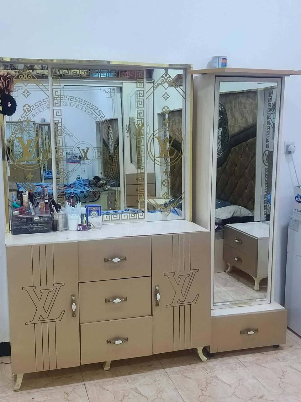 للبيع ٩ قطع غرفه نوم سعر ٤٥٠ وبي  مجال ع خاص
رمادي كورنيش الحوز
*********** للاستفسار
