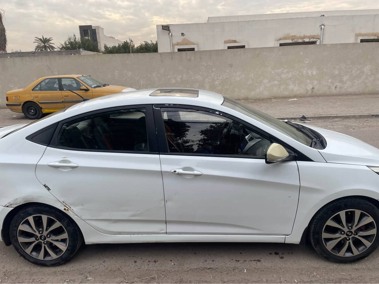 سلام عليكم 
اكسنت 2015 خليجي للبيع
محرك 1600 فتحة و شاشة ايباد 
ماشية 106 الف 
لايت عدسة و اوتو 
تجوة حصان
اشاير بالمري 
السيارة بيها صبغ بالجاملغ الخلفي صفحة السايق و راكب و صبغ بالدوسة صفحة السايق و تبديل جاملغ الامامي صفحة السايق و باب السكن 
مكان السيارة بغداد المنصور
السعر ٩٠ وبي مجال 
*********** بغداد, العراق
