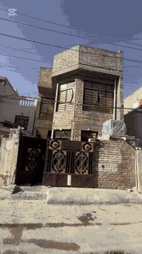 سلام عليكم بيت للبيع مساحه 140 طابقين ستقبال وصاله ومطبخ وغرفتين جوه وطابق ثاني أربع غرف وحمام 
مثل ما جاي تشوفون الفيديو للبيع أو مراوس بيت مناسب
***********
***********
