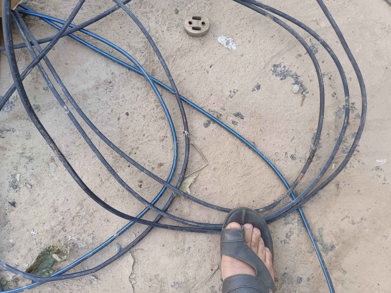 غراض للبيع/ قيم واخذ 
بوب حديد قياسات مختلفه 
جربايه حديد نفرين 
وضفيره اصليه 50متر 
ميز مبرده 
شباك صغير هوائي 
***********
