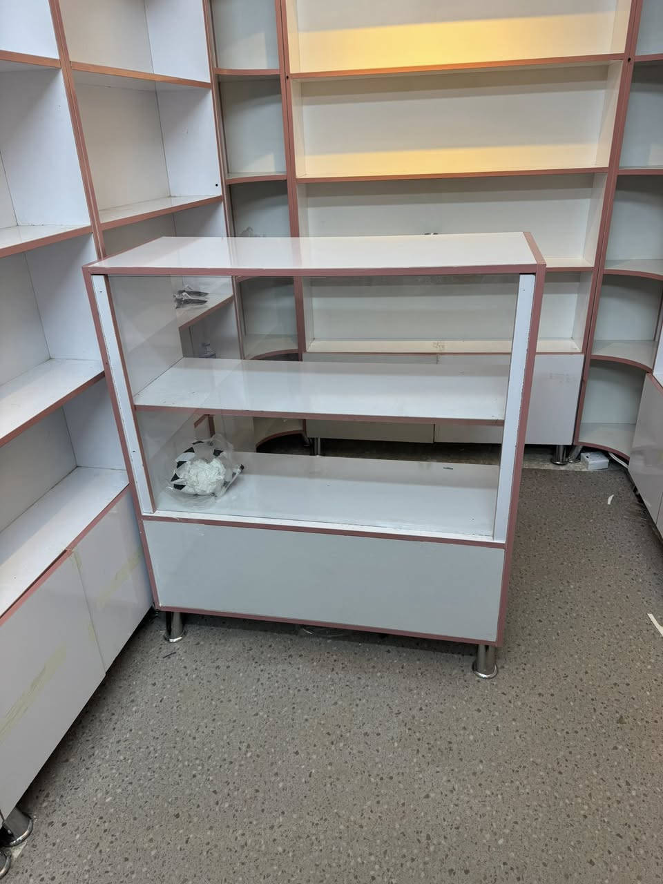 رفوف للبيع 6 قطع ارتفاع 2 متر ونص وعرض متر وقطعه ارتفاع 2 متر ونص وعرض متر و 40 و زوايه 2 و ميّز ارتفاع متر 20 وعرض متر زجاجي جام السعر وتساب *********** 
امانت الله جددت المحل عزل قبل لا يفتح
