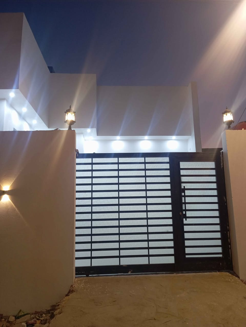 السلام عليكم بيت للبيع المساحه 150م طابو زراعي عراقي يحتوي على قرفتين وصاله ومطبخ وديوانيه وصحيات وكراج العنوان بصره أبي الخصيب السبيليات قرب تصوير نور المرتضى الاتصال على الرقم التالي *********** البصرة, العراق
