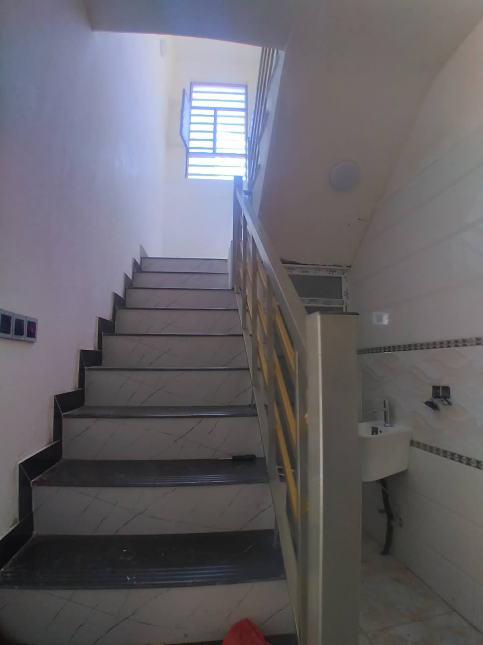 سلام عليكم دار للايجار ١٠٠ متر طابق واحد يحتوي على غرفتين نوام وصاله ومطبخ وصحيات الايجار ٤٥٠ الف ركن الدار للإستفسار مع مكتب ملاك السعدي للعقاري ***********
