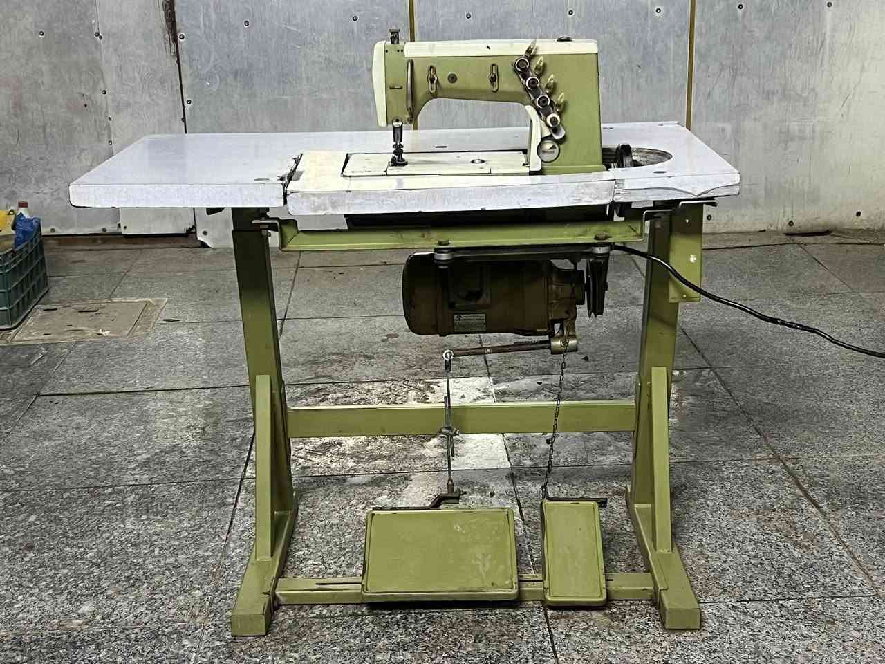 مكينة خياطة ايطالية اخت الجديدة وشغالة بدون اي عيوب او ظرر 👍👍
هذه ماكينة خياطة صناعية إيطالية من نوع ريمولدي (Rimoldi 263)، وهي ماكينة تغطية (Interlock / Coverstitch) مخصصة للإنتاج الكثيف في معامل الملابس.المواصفات والمميزات الأساسية:الصناعة: صُنعت في إيطاليا وتتميز بهيكل متين مخصص للعمل الشاق.الاستخدام الأساسي: خياطة وحياكة الأقمشة المطاطية والملابس الداخلية، والملابس الرياضية، وتثبيت المطاط (اللاستيك) أو الدانتيل.سرعة فائقة: مجهزة بمحرك خارجي (Clutch Motor) مثبت أسفل الطاولة للتشغيل المستمر بسرعة تصل إلى 5500 غرزة في الدقيقة.نظام الإبر: تدعم العمل بـإبرتين أو 3 إبر لعمل غرز تغطية مرنة تمنع تمزق الأقمشة المطاطية.


**إذا كنت صاحب هذا الإعلان وتريد حذفه لأي سبب، رجاءا أرسل رسالة إلى الدعم الفني**