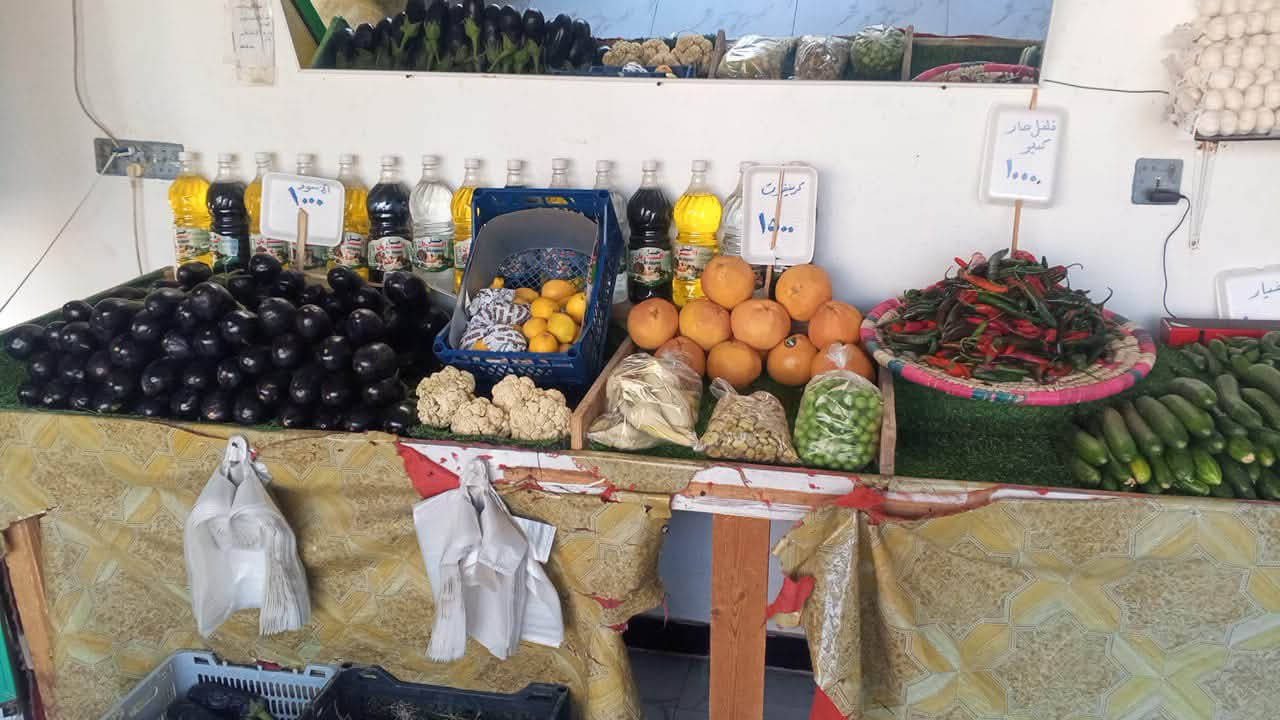 محل مع الغراض للبيع لعدم التفرغ  المكان حي اسيا للاتصال ***********
