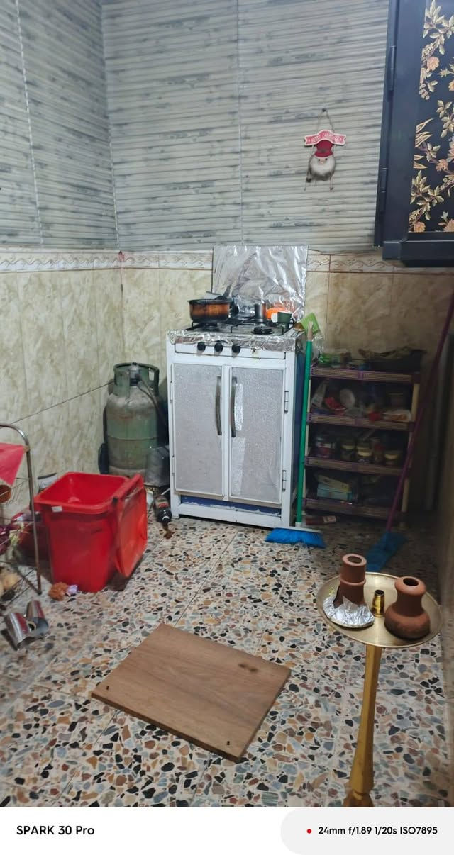 غراض شقة بلاش غرفة نوم تركيا ٥ قطع ب 175الف هية ودوشك 
سنك وملحق نضيف كلش ب 100 الف
غراض مطبخ قيم واخذ 
طباخ ٤ عين ب ٥٠ الف
بنكات ٢ جديدة جدا وحدة ب ٢٠ الف
عنوان تقاطع الموال شارع فلسطين 
***********
