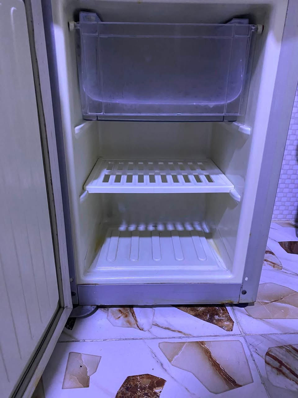 براد مستعمل قليل شغال حار وبارد وثلاجة بدون نقص كامل غراضه ويا السعر ٦٥ وبي مجال بسيط الشراي يخابر ***********
