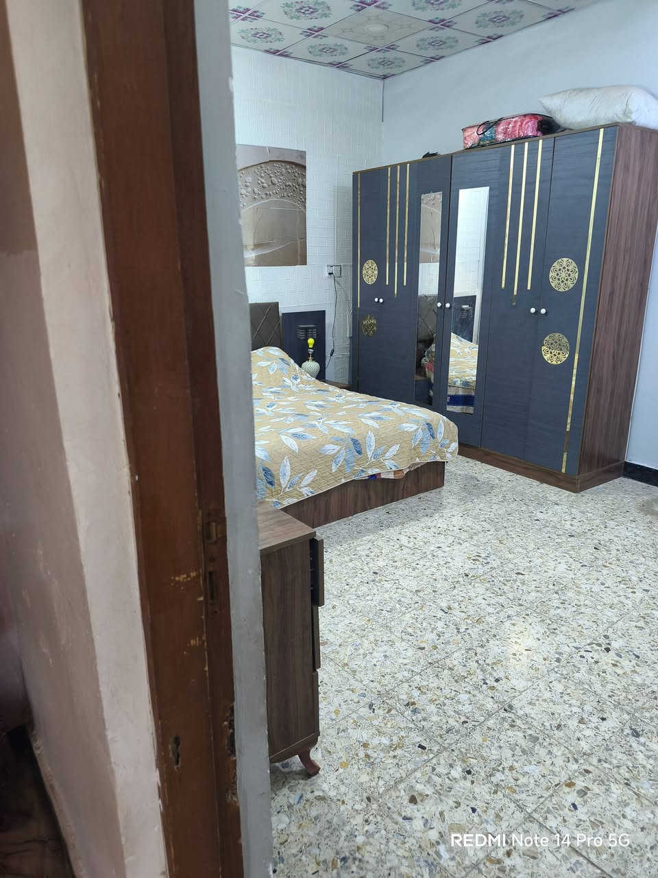 بيت بالتقيه الثالثه 200متر زراعي سند 25مشمول بالتطويب مرقم التبليط لحد البيت غرفتين صاله كبيرة استقبال منور طارمه حديقه صحيات خارحيه وداخليه مع اثاث التفاصيل الاتصال على الرقم  ***********
