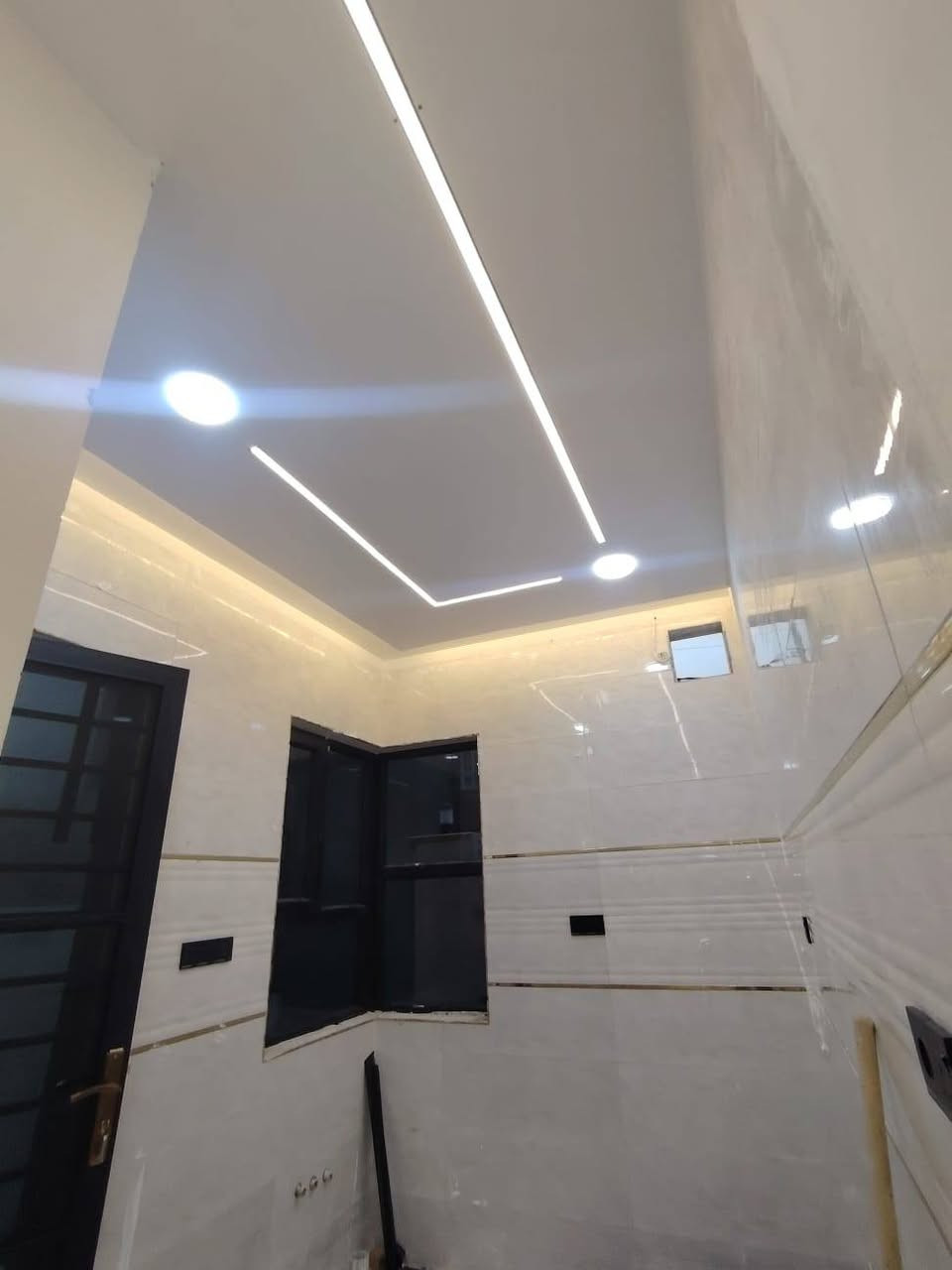 🛑 عروض مكتب الاستثمار للعقار  🏢

🛑 دار للبيع في مزارع زيونه المقابله لحي الفلاح الثانيه جمعية 
      العدل قريب من شارع الضغط العالي  .

🛑 مساحة الدار ( 106 ) متر طابقين بناء حديث تسليم فوري زيرو .

🛑 مساحة الواجهه ( 5.30 ) متر .

🛑 خدمات كامله /  ماء / كهرباء / تبليط  .

🛑 اتجاه الدار غروب  .

🛑 سند الدار جمعية ومعاملة البلديه مسلم فيه كرت .

🛑 الطابق الاول يتكون من :
      كراج + استقبال + هول داخلي + غرفة نوم عدد ( 1 ) + مطبخ + 
      صحيات داخل الدار و خارجه + مناور اناره .

🛑 الطابق الثاني يتكون من :
      هول داخلي + غرف نوم عدد ( 2 ) + صحيات .

🛑 للاستفسار عن السعر وباقي التفاصيل اكثر الاتصال على الأرقام 
      التاليه او مراجعة المكتب في مزارع زيونه :

      ***********         /         ***********

🛑 اضغط على زر المتابعه ليصلك كل ما هو جديد من عروضنا .

🛑 عنوان المكتب الموصل /  مزارع زيونه المقابله لحي الفلاح الثانيه 
      قرب مولدة مزارع زيونه .

🛑 نستقبل كافة عروضكم التجاريه والسكنيه والزراعيه والجمعيات .
