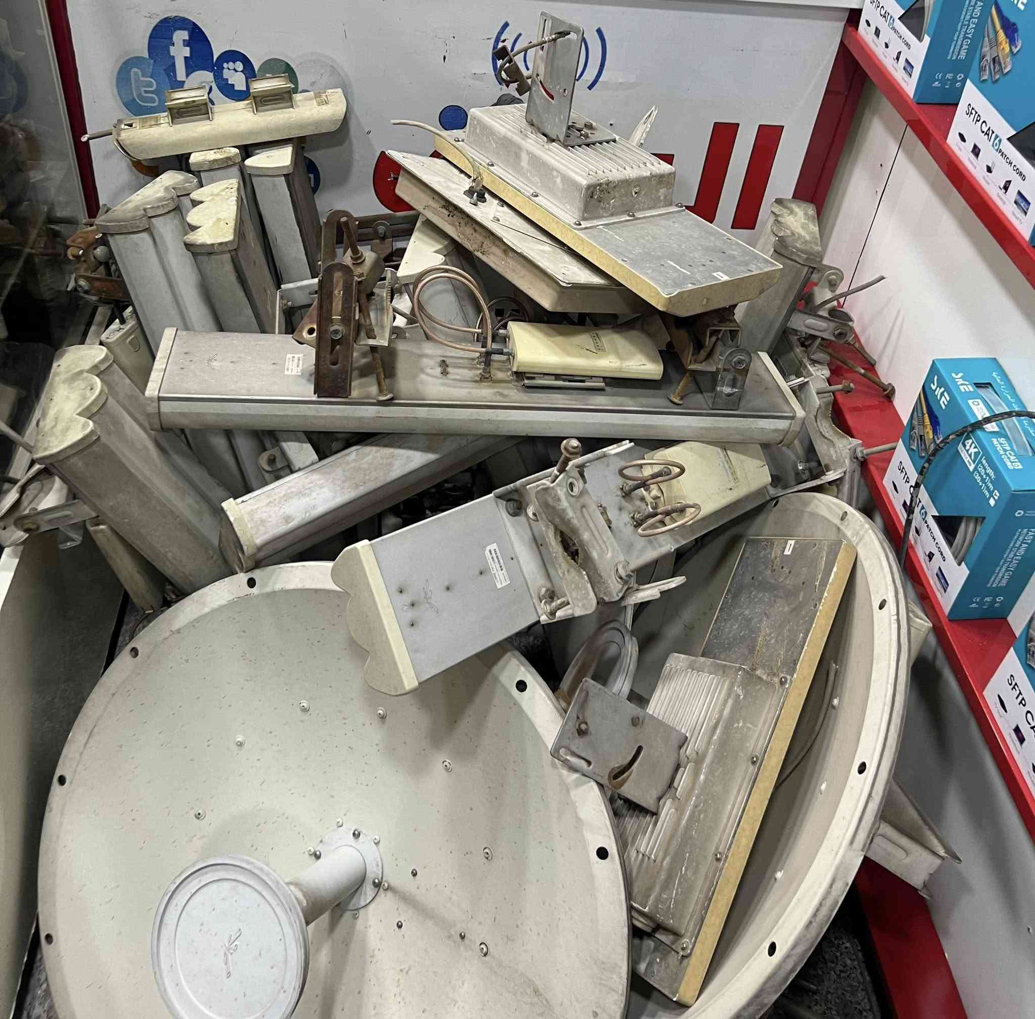 سكتر عدد 10
912 عدد 8 
دشات عدد 2حجم 30
روكت عدد 4 
M5 /1
بور أبراج 1
سكتر صغير عدد 4
بيع شلعه وحده السعر مليون 100  
***********
