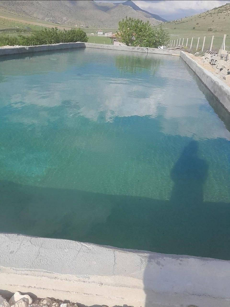 مزرعة للبيع في ولاية قونيا التركية 🇹🇷

* المساحة : 34,600m²
* منزل بمساحة 55m²🏡
* مخزن بمساحة 40m² ✅️
* 2 آبار مياه إرتوازية  خاصة 💧
* نظام التشغيل يعتمد بالكامل على الطاقة الشمسية✅️
* محاطة بسياج سلكي من 3 جوانب ✅️
* يوجد معدات زراعية ⚒️
* يوجد جرار زراعي 🚜
* مناسبة للتربية الحيوانية 🐑
* 20 دونم شجر جوز 🌳
* 10 دونم شجر كرز 🍒
* 4 دونم كرم عنب 🍇
* أشجار فواكه متنوعة بالأطراف 🌳

السعر : $260,000
للتواصل والاستفسار :
https://wa.me/+905387844779 👈
https://wa.me/+905383753788 👈
#مجموعة الواتس 👉🏻
https://chat.whatsapp.com/Bm7UUefJUxa9TyaYLgIK6V
telegram 👈
https://t.me/ruzilland


**إذا كنت صاحب هذا الإعلان وتريد حذفه لأي سبب، رجاءا أرسل رسالة إلى الدعم الفني**