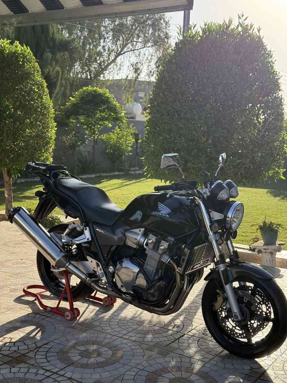 اللهم صلي على محمد وآل محمد 🖤🇯🇵
للبيع CB1300cc موديل 2005 الدراجة وكالة وكفالة عامة طك كارتون جاهزة من كل شي تخم تايرات اصلي وكاسحة اصلية الكزوز بلادي (ام الصفارة) مكينتها بل جيس الدراجة مثل ما بل صور اذا تختلف كروتك علية دراجة جديدة ومامتعوبة وبلعافية عل ياخذها 
رقمي *********** موجود واتساب 
اتصل او راسلني وتدلل 
مكانها ديالى كنعان 📍

