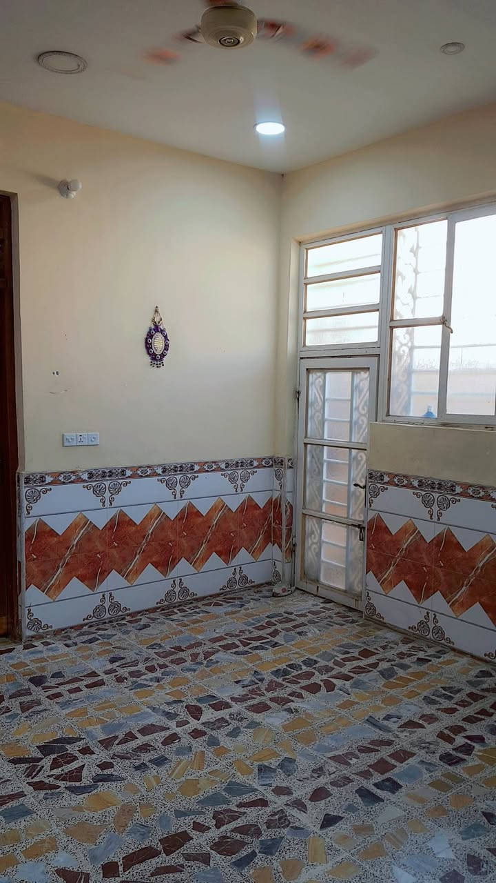 بيت للبيع مساحة 200م طابو صرف  ***********
بناء حديث  حي الغدير  قرب مدرسه الفرح الابتدائية الصينيه جديده قريب على اربع سايدات بفرعين توصل لشارع عام مؤدي الى مستشفى اللبناني طابق واحد

يتكون من ساحه وحمام وتوليت خارجي استقبال٥×٦ ومطبخ ٥× ٤ حارد وبارد  صاله  منورين لبيت غرفتين ٥×٥ 

وسطح ايزوكام وستاره كما مبين بل صور                                                                                                                                                                                                            لبيت كامل شراي   وسعر. للاستفسار الاتصال على الرقم

***********
