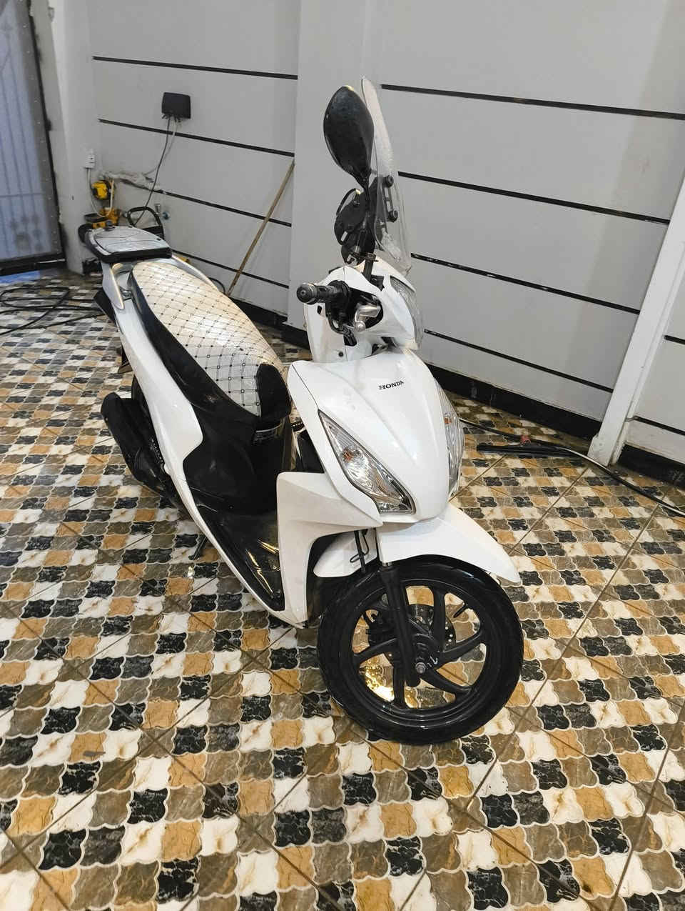 السلام عليكم دراجة هوندا ديو جيل ثاني الكفرات بيه ملاحظات بس الميكانيك مل دراجه ممتاز مكينه ممفتوحه  و الكهربائيات شغاله والحساس مل استاند وحساس الازدحام شغال ***********
