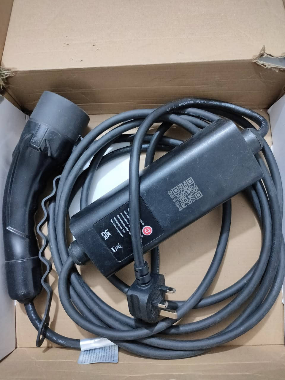 السعر 50
للبيع شاحن سيارات كهربائية وهجينة (Plug-in Hybrid) من شركة LCLCTEK، الجهاز نظيف جداً
المواصفات
القدرة: 3.3KW مع تيار أقصى 13 أمبير، مثالي جداً لشحن البيت الآمن بدون ما يحمي الوايرات.
الحماية: حاصل على شهادة UKCA ومقاوم للظروف الجوية بمعيار IP65 (يشتغل داخلي وخارجي).
المميزات: بيه شاشة تعرض لك تفاصيل الشحن، ويدعم خاصية الشحن المجدول (Scheduled Charging) حتى تبرمجه يشحن بوقت معين


**إذا كنت صاحب هذا الإعلان وتريد حذفه لأي سبب، رجاءا أرسل رسالة إلى الدعم الفني**