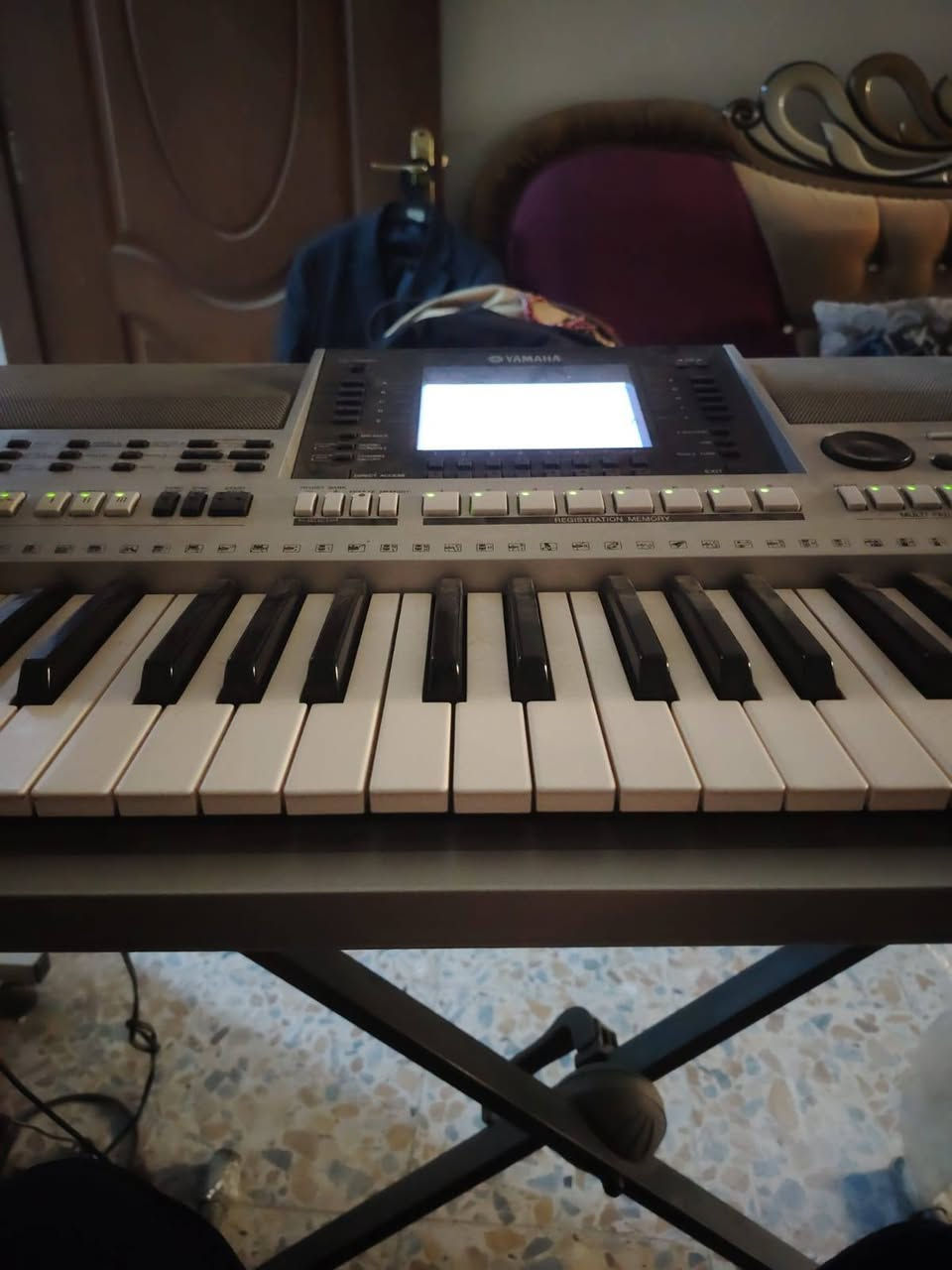 السلام عليكم 
​للبيع: أورك (Keyboard) ياماها الشهير Yamaha PSR-OR700 (أورينتال)
​لوحة المفاتيح: 61 مفتاحاً حساسة للمس (Touch Response) لتحكم ديناميكي كامل في العزف.  
​الأصوات: يحتوي على 862 صوتاً عالياً الجودة، تشمل 43 صوتاً شرقياً مميزاً (مثل العود، الناي، القانون، والمزماة) بالإضافة إلى أصوات MegaVoices الواقعية.  
​الإيقاعات: 314 نمطاً للمرافقة، منها 146 إيقاعاً شرقياً متنوعاً (عربي، خليجي، تركي، إيراني، ويوناني).  
​المقامات الشرقية: يحتوي على أزرار مخصصة للتحكم في المقامات الشرقية (Scale Setting) تسمح لك بتعديل السلالم الموسيقية بسهولة تامة أثناء العزف.  
​التسجيل: مجهز بسيكونسر 16 تراك لتسجيل مقطوعاتك الخاصة.  
​الشاشة: شاشة كبيرة وواضحة (5.7 بوصة) تعرض النوتات والكلمات (Lyrics).  
​الاتصال: دعم كامل لتوصيل ذواكر الفلاش (USB to Device) لنقل البيانات والأصوات، بالإضافة إلى مداخل ومخارج MIDI وAUX.  
​الصوت: نظام سماعات ستيريو مدمج بقوة (12 واط × 2).


**إذا كنت صاحب هذا الإعلان وتريد حذفه لأي سبب، رجاءا أرسل رسالة إلى الدعم الفني**