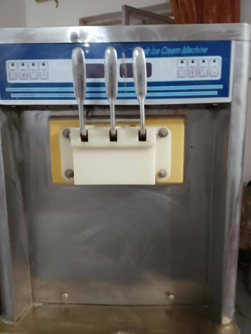 سلام عليكم ورحمه الله وبركاته .مكائن عدد 2 جديدات بس متروكات مكان ديوانيه سعر الوحده 15 ورقه  بيهه مجال مكان ديوانيه
***********
