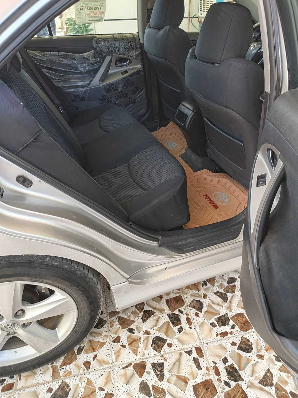 كامري موديل 2010 سياره اربع قطع بدون ضرر فقط صبغ لغود شواصي كلله سليمه سياره جاهزه من كلشي مثبت سرعه تحكمات ستيرن كشنات كهربأيه سياره شرط لا تنقيص ولا تبخير عل فحص سياره جاهزه من كلشي بأسمي تحويل ثاني يوم  استفسار اكثر اتصل *********** مكان رمادي سعر 106وبيه مجال
