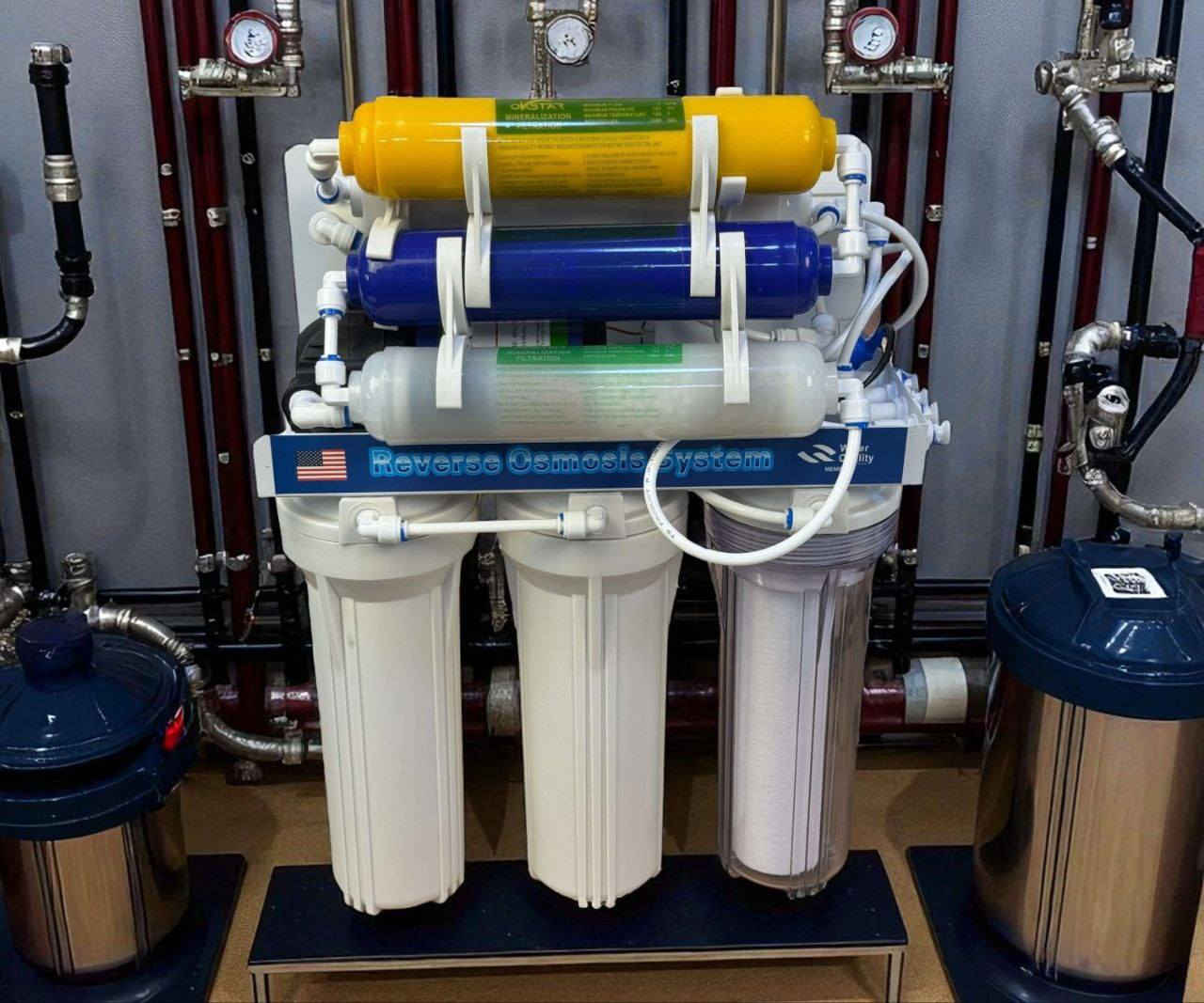 المميزات
نظام فلترة بـ8 مراحل

1. فلتر PP (المرحلة 1): لإزالة الرواسب والطين والصدأ
2. فلتر كربون حبيبي GAC (المرحلة 2): لإزالة الكلور والرائحة الكريهة
3. فلتر كربون كتلة CTO (المرحلة 3): لفلترة أدق للشوائب والمواد العضوية
4. غشاء RO (المرحلة 4): يزيل الفيروسات، البكتيريا، المعادن الثقيلة والأملاح
5. فلتر T33 (المرحلة 5): يحسّن مذاق الماء ويجعله أكثر انتعاشًا
6. فلتر المعادن الطبيعية (المرحلة 6): يضيف معادن مفيدة لصحة الجسم
7. فلتر T33 صغير (المرحلة 7): لتعزيز النكهة
8. فلتر معدني صغير إضافي (المرحلة 8): لتقوية عملية التحسين والتعقيم

تقنية غشاء RO الفائق

قطر المسام لا يتجاوز 0.0001 ميكرون، يمنع مرور أي جرثومة أو فيروس

يعالج حتى 1000 PPM من الشوائب

نظام ذكي كامل التشغيل

عمل تلقائي بالكامل

تنبيه عند امتلاء الخزان أو انخفاض ضغط الماء

مواصفات فنية

الجهد: 220V  50Hz

الضغط المطلوب: 0.15 – 0.4 MPa

الطاقة: 28.8 واط

درجة حرارة الماء: 5 – 45° م

قدرة الخزان: 3.2 غالون (12 لتر تقريبًا)

نوع الفلترة: يدوي أو تلقائي

سعة الخزان 12 لتر

سعر ١٠٥


**إذا كنت صاحب هذا الإعلان وتريد حذفه لأي سبب، رجاءا أرسل رسالة إلى الدعم الفني**