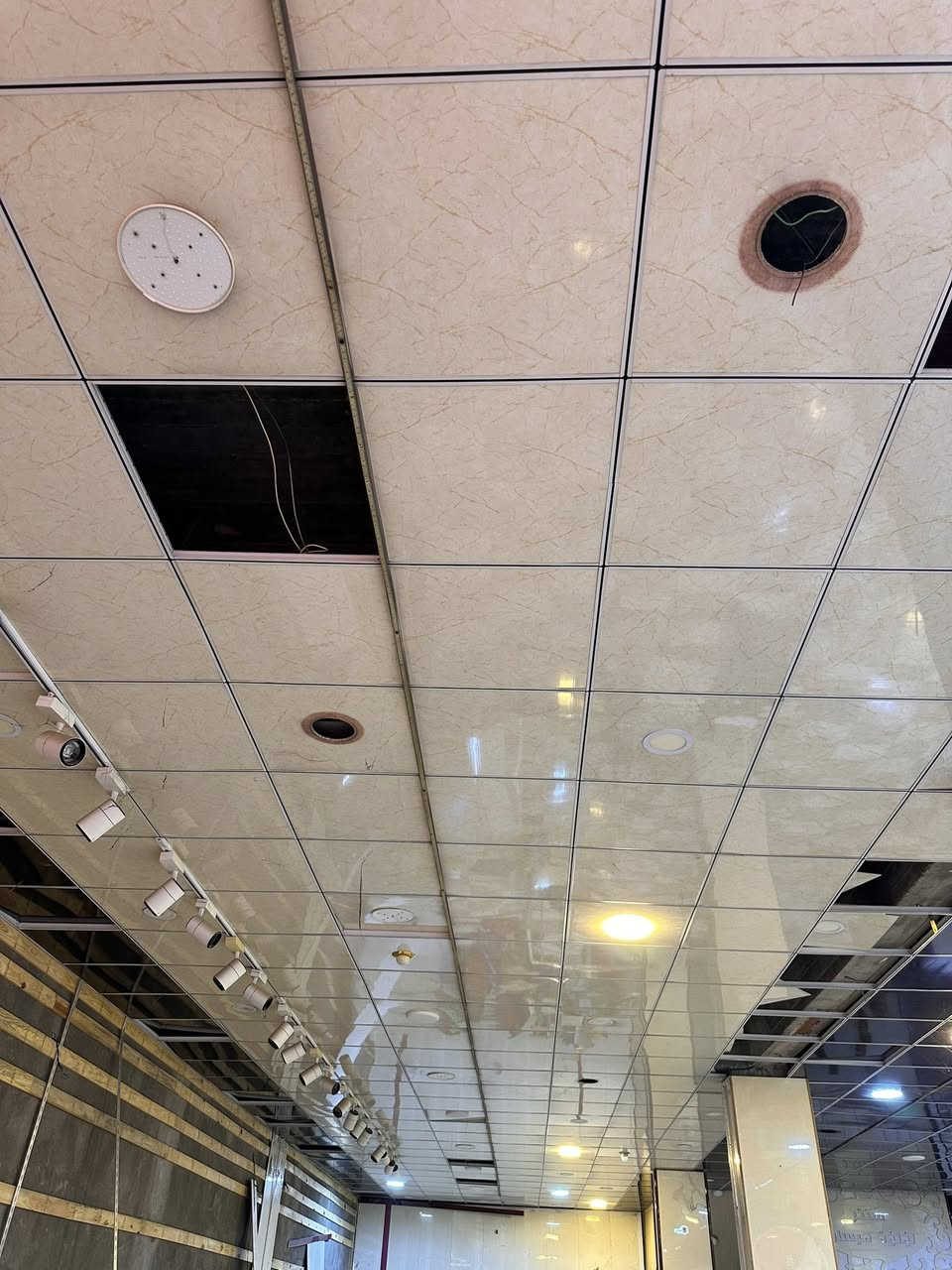 ترايش 80
60 وحده طولها مترين ونص
و20 طولهن تلاثه متر
وسقف ثانوي 750 قطعه
وكلوب لد كهربائيات
وموجود تغليف جدران ام دي اف
خفيف وثقيل كلش نظيف مال مول
ينباعن شلع سعر مناسب

***********
