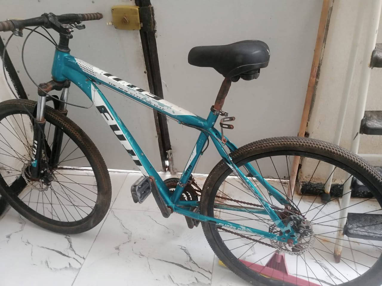 متاح بايسكل جبلي حجم كبير التواصل وتساب او اتصال واني برسم الخدمة ***********البصرة الجزيره الصقر. بس تاير الوره نازل
