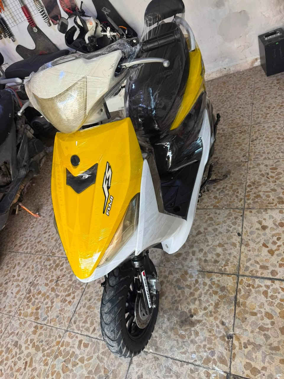 سلام عليكم دراجه البيع. FS محرك ياباني مو صيني محرك بلادي ما مفتوح كهربايات كلا شغل 
سعر خاص  ***********. عنوان كركوك مصلى قرب جامع ملا اسود
