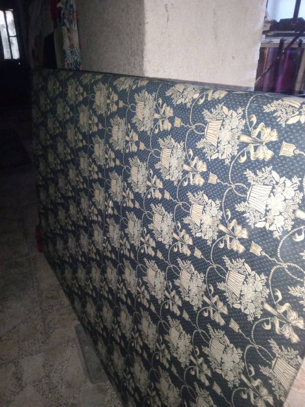 سرير خشبي للبيع يحتوي على لوحة رأس أنيقة من الخشب المحفور بتصميم كلاسيكي جميل. السرير يأتي مع مرتبة مريحة بنقوش زهرية تضيف لمسة من الأناقة لغرفتك. السعر قابل للتفاوض، والسرير بحالة جيدة ويعد إضافة رائعة لأي غرفة نوم.