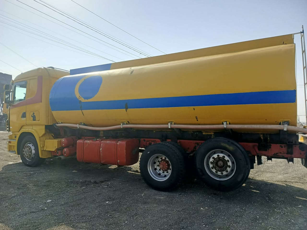 السلام عليكم ورحمة الله وبركاته سيارة للبيع موديل ٢٠٠٦ مكفوله كفاله عامه تانكي سعة ٢٥ الف لتر السيارة جاهزة كبل للشغل مكينة انجكسن ستندر لا صرف ولا بخار شرط التحويل رقمه أربيل للاستفسار اكثر الاتصال على الرقم التالي ***********/***********
