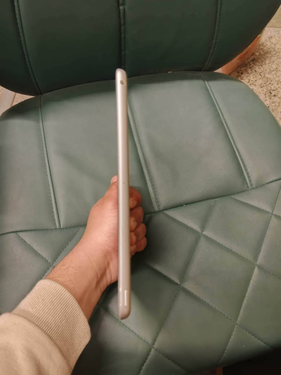 ايباد 9 ذاكره 64 نضيف مثل ما موضح عدكم غراضه كامله موجود سعره 225 وبي مجال بسيط لل شراي تفاصيل اكثر ***********
