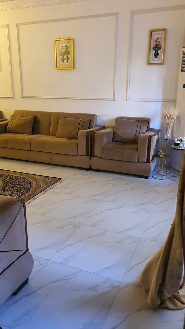 بيت رهن مساحه 165 يوجد فيه غرف نوم عدد 3 مع صاله ومطبخ بحي العامل منطقه السابعه 2 سنه رهين سعر الرهن 45 الإتصال على مكتب ابو ليث ***********
