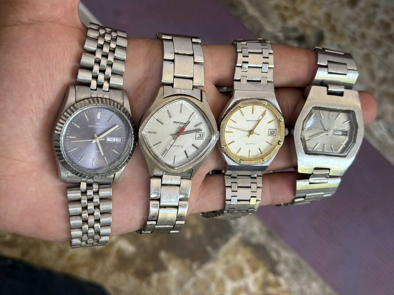مجموعة ساعات للبيع
عدد 23 قطعة 
توماتيك/ نصب/ بطارية
سويسري/ ياباني/ روسي
سعر القطعة 27 الف
ملاحظة/ البيع شلع فقط/ مفرد ما أبيع
 يوجد توصيل لجميع المحافظات 
***********

