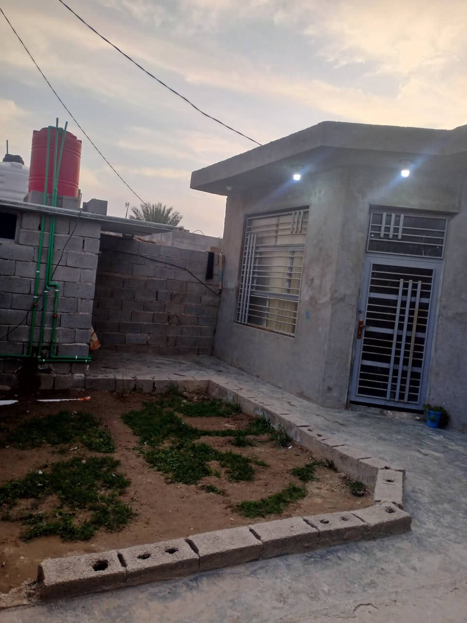 السلام عليكم ورحمه الله وبركاته
دار البيع خلف بيت جوده 
المساحه ٢٧٠ متر 
يحتوي ع خرف نوم عدد 2 +صاله + مطبخ +استقبال 
سقف كونكريت بناء بلوك حديث كامل مكمل نقصه سيراميك وصبغ وابواب خشب فقط 
الاستفسار اتصال ع رقم ***********
