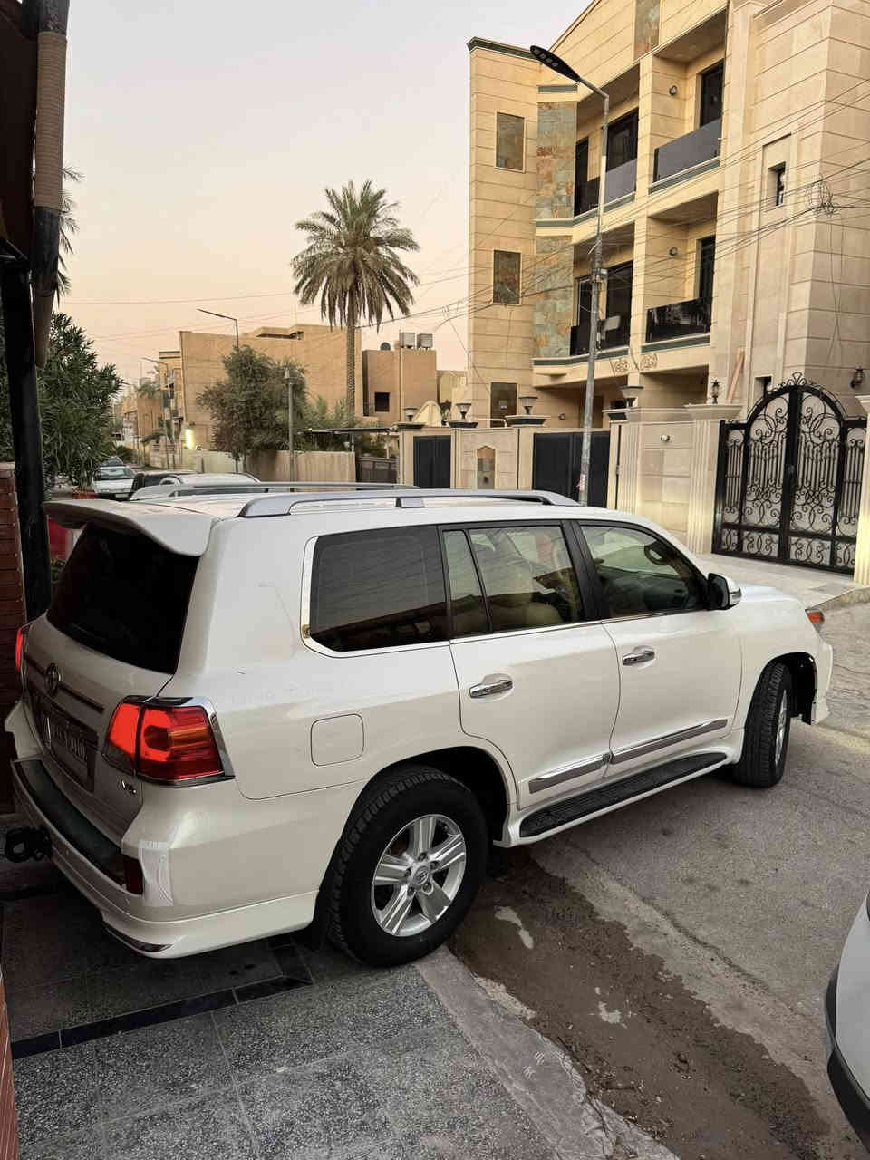 سلام عليكم
لاندكروز 2012 للبيع
سياره نظيفه جداً جداً جداً واضحه بـ صور 
سياره فطيم فولل
كشن كهرباء 
طفايه 
جام شفط 
بصمه ابواب 
فتحه 
موصفات لاندكروز معروفه ميحتاج احجي بيها

سياره بيها ملاحضات * 
سونار موجود في المنشور 
صبغ فقط فقط  نص البنيد
يوجد بارد قليل في المكان 
يوجد سونار في الصور 

رقم سياره بغداد الجديد 
رقم بأسمي بأسمي حصراً 

عنوان سياره بغداد زيونه 
للستفسار والسعر الاتصال ع رقم الاتي 
***********
