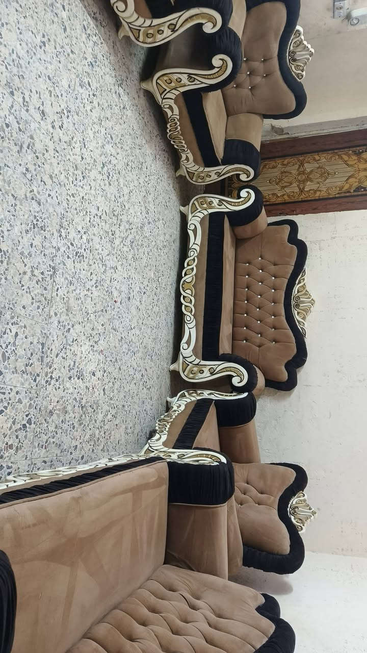 تخم ملكي 10 مقاعد نضيف جدا نضيف سعر 275 وبي مجال مكان البياع يوجد توصل بكروه رقم يوجد تساب ***********
