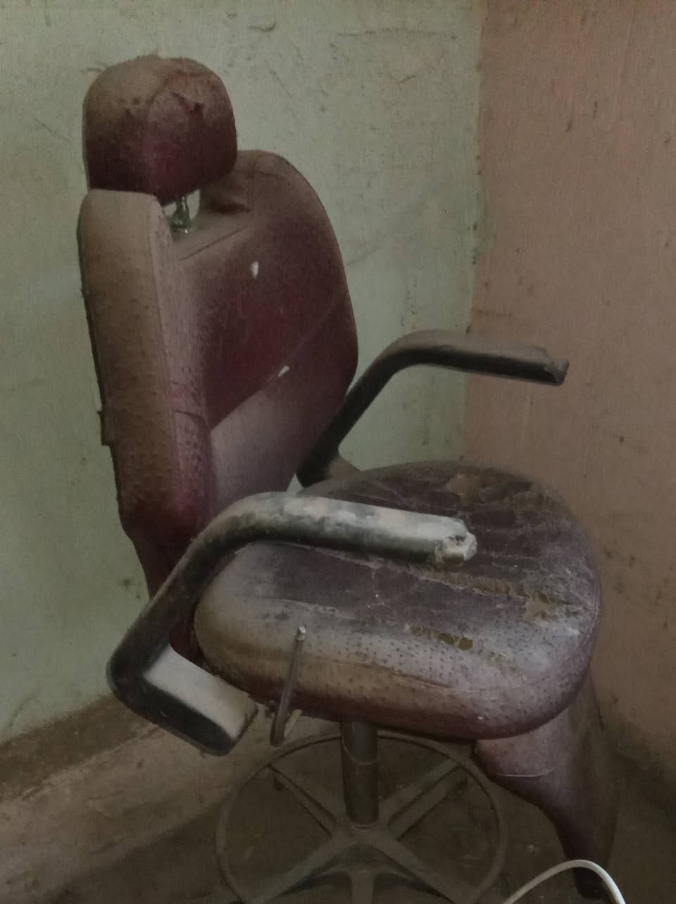 عندي غراض صالون لبيع كلهن شغالات بس يرادلهن تنظيف الكرسي 25والمغسله مال شغل 25 والمرايه 50


**إذا كنت صاحب هذا الإعلان وتريد حذفه لأي سبب، رجاءا أرسل رسالة إلى الدعم الفني**