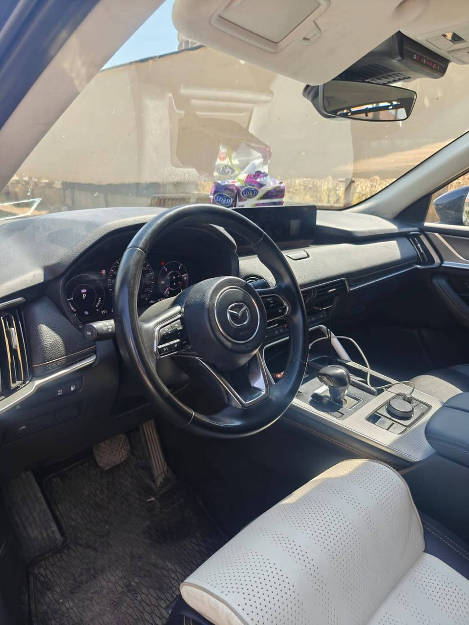 للبيع فقط مرقم شمالى جاهز تحويل ثاني يوم كل التفاصيل موجوده بالمنشور 

للبيع فقط 2024  Mazda cx_90 بلكن هايبرد 
قطعة وحده صبغ ايرباك مبدل بيلادي سيستم جاهز
كلشي بيها بشرط ولا كلوب شغال 
حتى الدعاميات بيلادي
: 4 أسطوانات (I4) سعة 2.5 لتر بنزين.
المحرك الكهربائي: محرك كهربائي بقوة 68 كيلوواط (حوالي 91 حصان).
البطارية: 17.8 كيلوواط/ساعة ليثيوم أيون.
القوة الإجمالية: 323 حصان (عند استخدام بنزين ممتاز 95) أو 319 حصان (عند استخدام بنزين عادي 91).
عزم الدوران: 369 رطل-قدم (500 نيوتن-متر).
ناقل الحركة: أوتوماتيكي من 8 سرعات (بدون محول عزم تقليد
المقاعد: 3 صفوف مقاعد  VIP (تتسع لـ 7 أو 8 ركاب).
التنجيد: مقاعد بجلد (Leather-trimmed).
المقاعد الأمامية: مدفأة، مع تعديل كهربائي لمقعد السائق   ومقعد الراكب)
فتحه سقف 
دخول ذكي
التكييف: تحكم أوتوماتيكي بالمناخ ثلاثي المناطق.
المرايا: مرآة رؤية خلفية ذاتية
شاشة مركزية ملونة مقاس 12.3 بوصة 
نظام آبل كاربلاي وأندرويد أوتو (لاسلكي).
نظام صوتي مكون من 8 سماعات.
شاشة عدادات رقمية بالكامل أمام السائق. 
نظام مراقبة النقاط العمياء (BSM) مع تنبيه حركة المرور الخلفية.
مساعد الحفاظ على المسار (Lane-keep Assist) وتحذير مغادرة المسار.
مثبت سرعة راداري (مازدا رادار كروز) مع خاصية التوقف والانطلاق
كبح تلقائي للطوارئ (Smart Brake Support). 
كهربا وباينزين و هايبرد قابله للشحن المنزلي
 وبعد اهواي مواصفات 
  السعر 230 ومجال بسيط
رقم الشاصي  JM3KKBHAOR1181868
***********
*********** أربيل, العراق
