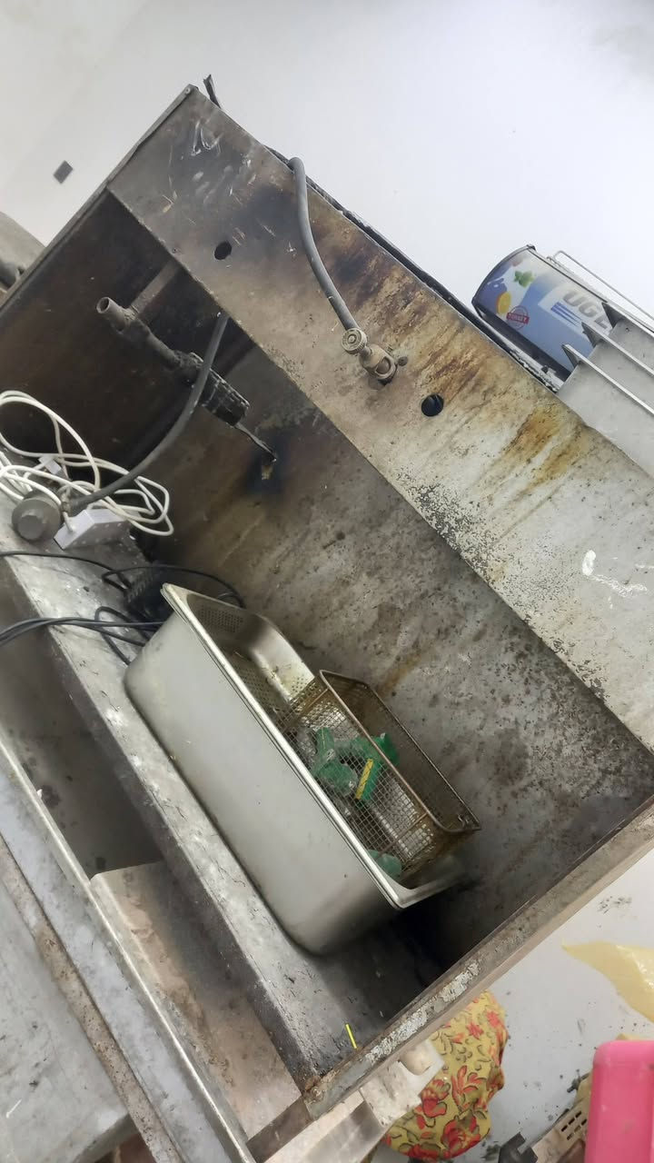 غراض مطعم للبيع شوايه وميز وشوايه بركر كلهن جدد متروكات عزلت ل مطعم ومستخدمتهن وعندي مال عصير مامستخدمه بعدهه هم مامصورهه وسعرهن جوه ل سوك وتدللون***********
