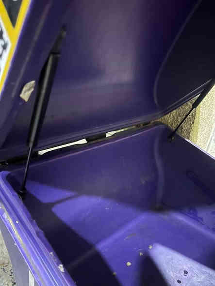 السلام عليكم صندوك حجم كبير اصلي كامل مكمل جكات ثنين ويده اغلاق
السعر 75 وبي مجال بسيط حك جيه
مكاني بغداد ***********
