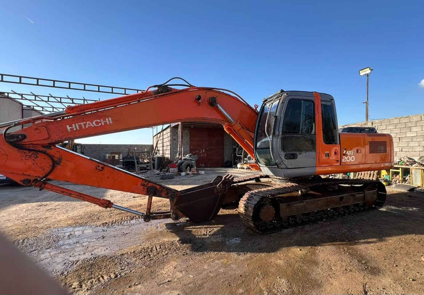 للبيع حفاره هيتاشي عادي مديل 2002 حجم 200 حفاره بلاديه جاهزه من كل نقص رقم بصره الماني تحويل ثاني يوم مكانه البصره الشراي يتصل وبيه خير ويدلل *********** .
