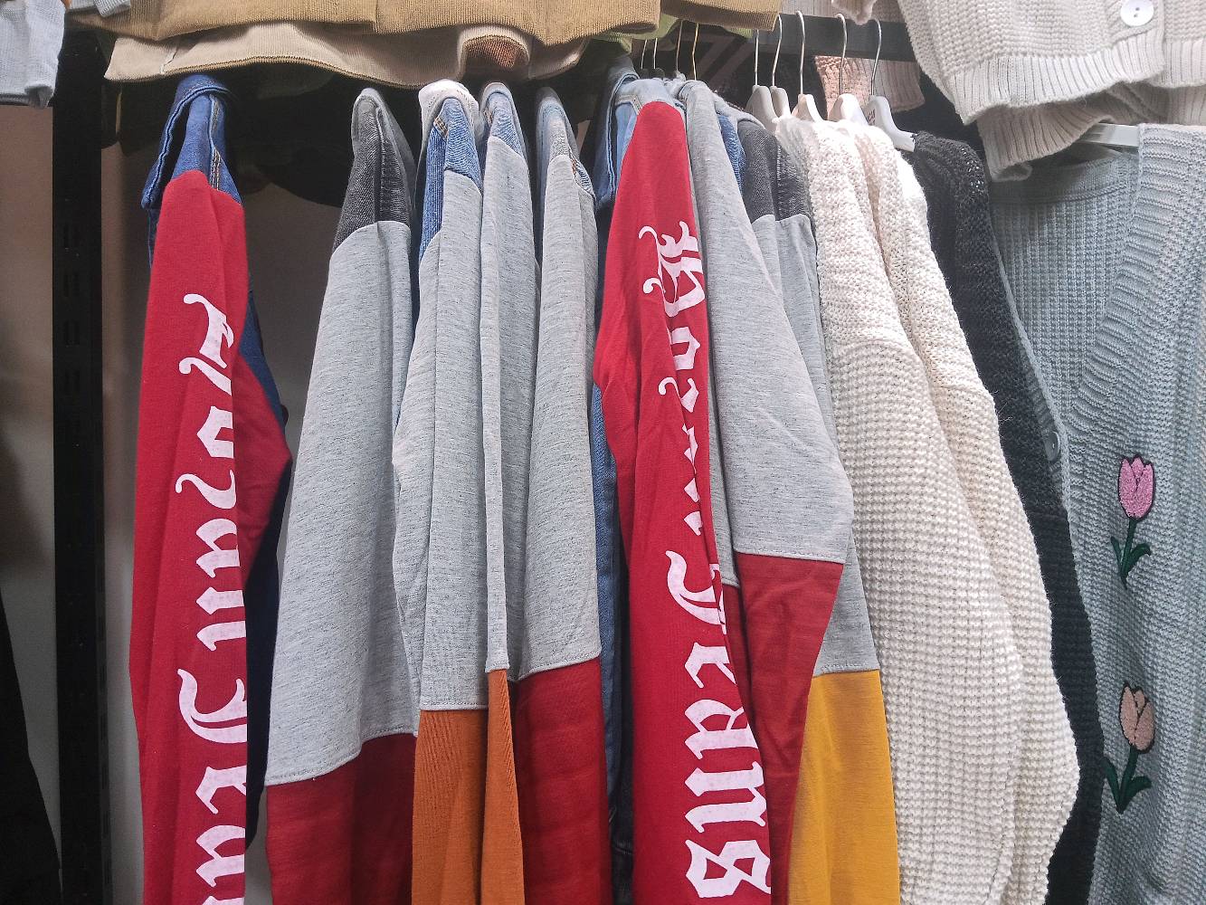 سعر القطعه 10 الاف دينار ويوجد توصيل لجميع المحافظات الحجز يتم عن طريق  مراسلتي على الواتساب رقم الواتساب *********** في حال طلب اكثر من قطعتين يكون التوصيل مجاني لجميع المحافظات