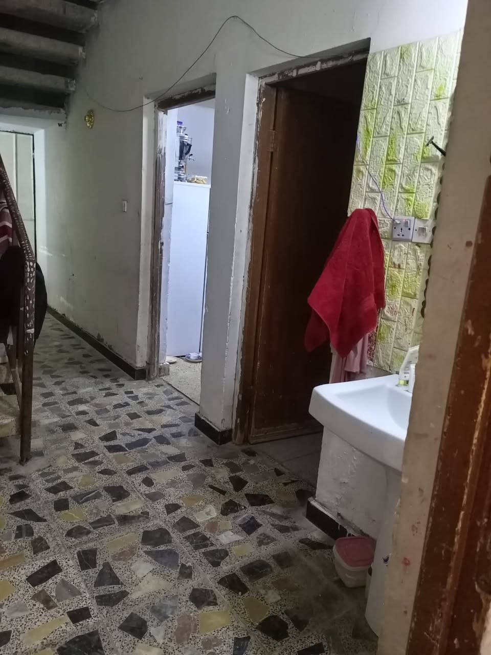 بيت في شهداء البياع بغداد مساحتة(200)متر بناء مسلح طابقين طابو صرف في اربع غرف وصاله ومطبخ وحمامات اثنين مدخل البيت كراج سياره وحديقه و بابين باب مطبخ وباب استقبال وغرفتين وحمام جوه وبل طابق الثاني ايضاً غرفتين وحمام وسطحين كبار عالي وناصي
البيت كبير وتدخله الشمس صاير ع شارع بصف الركن 
سعره(325) مليون لاستفسار اتصال ع هذا الرقم  (‭0770 395 2362‬)
وتوفيق لجميع
