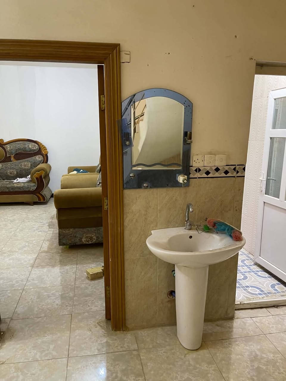 شقه مؤثثه  الايجار 🏠 طابق ثاني 

يحتوي على غرفه  نوم كنيدور واستقبال ومطبخ وصحيات

الموقع 🌏خلف مدينه حمورابي السياحيه 

الاستفسار الإتصال بالرقر  ‎***********متوفر واتساب
