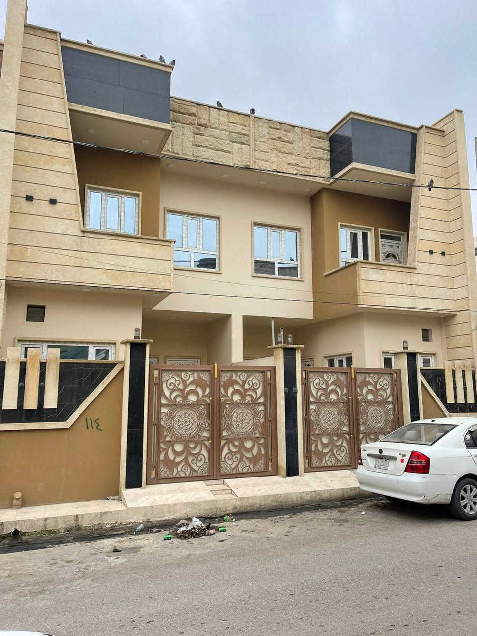 دارن تؤام للبيع 🏠🏠

الموقع 📍 حي الصديق الثانية خلف جامع الطيار 🕌

بناء حديث زيرو تسليم فوري فارغ 🔑 

المساحة 110 متر كل دار ❇️.       واجهة 5 ونص ✨ 

شارع تبليط بعرض 12 🛣️ 

اتجاة الدار شروق ابتدائي 🌤️

تفاصيل الداران طابقين كاملة ✅ 3 غرف نوم 

👈الطابق الارضي/ مكون من/ غرفة نوم/ هول مفتوح استقبال/مطبخ/ صحيات/كراج ✨ 

👈الطابق الثاني/ مكون من/ غرفتين نوم/ هول/ صحيات/ بيتونة ✨ 

نظام دكتات وسبالت سقوف ثانوية كما هو موضح بل الصور 📸 

للاستفسار اكثر عن العقار الاتصال على الارقام التالية 👇 

***********.📱 *********** 📱

السماك لتجارة العقارات 👉 

 عنوان المكتب 📌 حي الصديق بعد مرطبات البحرين سائدين الصديق الرئيسية مقابل مدرسة تبارك الاهلية 👍
