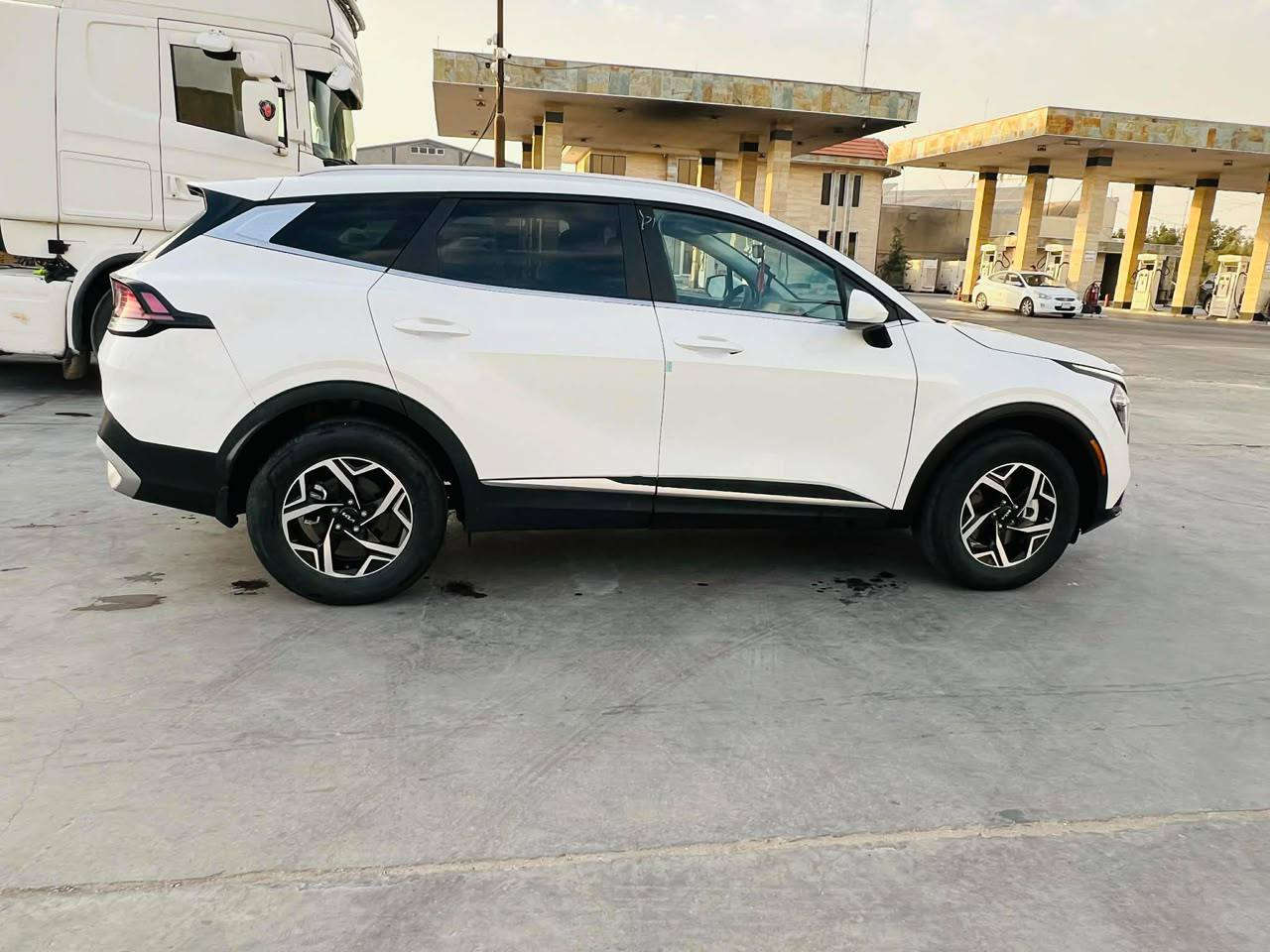 السلام عليكم
كيا سبورتج  ٢٤
بدون رقم باسمي ماشيه ٣٦ 
مواصفات سويج 
بدون ارباك بدون صبغ فقط مكانات بارد 
وبيه باب الصدر مبدله نفس الون 
سايد بريك بصمه 
كشن تدفئه 
كامره عند المسار خزن
تحديد مسار 
رادار امامي خلفي 
سياره جديده بعنه الكلمه 
السعر ١٧٨ وبيه مجال وترهم مراوس بقل 

مكان السيارة بغداد الكرادة مريم
***********
***********
