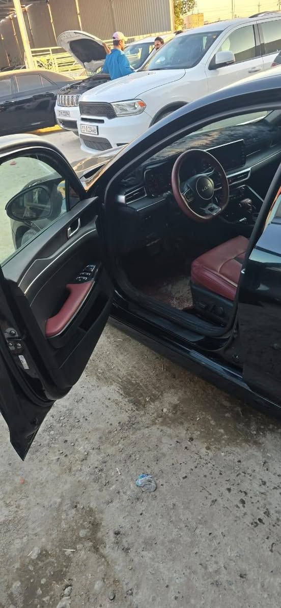 م السعر 175 وبيها مجال لشراي
‏Kia K5  _  ( G T )   مديل  2024 
‏   2500 Turbo ✈️✈️✈️✈️
سياره فول مواصفات معوقين بغداد وكاله عامه
داخله العراق شهر 8 سنه 2025
((حادث السياره:قطعتين بنيد وجاملغ ع بارد 
فقط)) بدون ضررر داخل 
العنوان ناصريه المركز 
المواصفات:  قفلة ملف الـ K 5 اعلى فئة 
الموديل:2024
الفئة: GT
المحرك:  2.5T
شاشة لمس كبيرة (قياس 10.25 )
نظام ملاحة GPS
نظام صوتي فاخر من Boss 12 سماعة 
بلوتوث + USB تايب سي + أبل كاربلاي + أندرويد أوتو
شحن لاسلكي للجوال
دخول وتشغيل ذكي (بصمة)
تشغيل عن بعد
مقاعد أمامية كهربائية
تسخين وتبريد المقاعد 
نظام تكييف منفصل قطعتين 
ماوس تحكم بـمودات القيادة 
ستيرن رياضي حرف D مختوم GT 
كشنات مختوم GT 
ترحيب عند الاقتراب / جنطة تنفتح عند الاقتراب 5 ثواني
إضاءة داخلية LED
نظام اختيار وضعيات القيادة
( Eco _ Normal _ sport _ sport plus ✈️ )
حساسات أمامية وخلفية وجانبية 
رادار 360 درجة في كل الاتجاهات 
كاميرات 360 درجة عالية الدقة
أنوار أمامية LED بالكامل
أنوار نهارية DRL
أنوار خلفية لد متقطع  
مرايا كهربائية مع إشارات وقابلة للطي وقلاب مع البگ
زوائد رياضية GT
نظام تنيبه السائق 
حساسات مطر وتحكم أوتوماتيكي بالمساحات
نظام إضاءة أمامية اوتماتيك
نظام مانع انغلاق المكابح (ABS)
نظام الثبات الإلكتروني (ESP)
نظام المساعدة في صعود المرتفعات
نظام مراقبة ضغط الإطارات (TPMS)
نظام تحذير التصادم الأمامي
نظام التنبيه عند تحرك السيارة الأمامية في الترفك لايت
إطفاء ذاتي 
سايد بريك يعمل مع المكابح تلقائيا
نظام الكبح التلقائي في الطوارئ (توقف ذاتي) 
نظام التنبيه عند الخروج عن المسار
نظام المحافظة على المسار
نظام مراقبة النقطة العمياء
نظام تنبيه حركة المرور الخلفية
فرامل يد كهربائية مع Auto Hold
إطفاء السيارة اوتوماتيكياً
للاستفسار الاتصال بالرقم ***********
