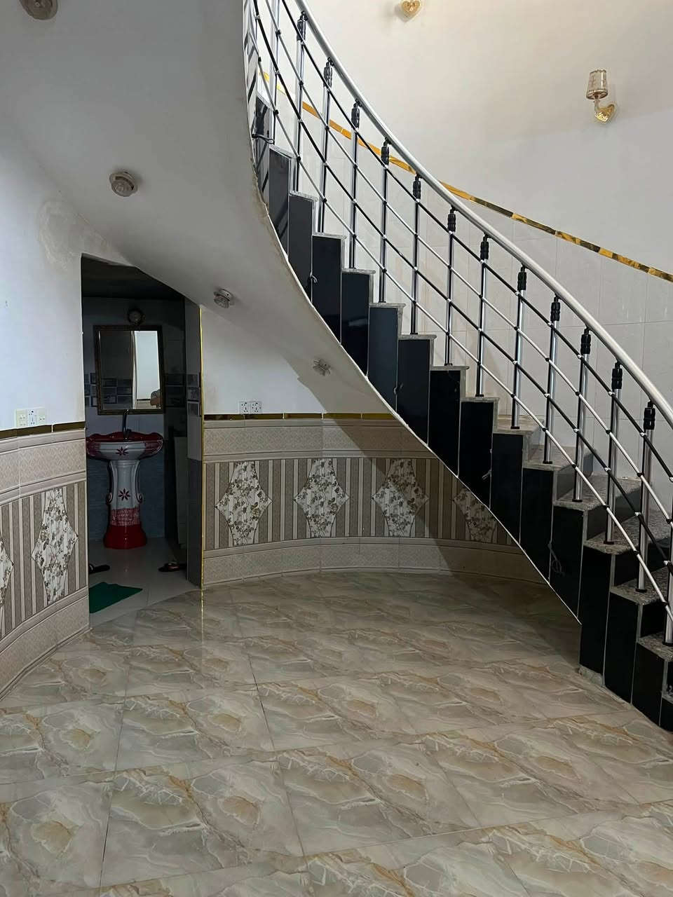 سلام عليكم بيت  للبيع طابو زراعي سند 25 مساحه 200 الموقع حي الفارس قرب أسواق جابر بيت حديث غرفتي استقبال صاله مطبخ حديث طرمه الطابق الأرضي الطلبق الثاني غرفه مع سويت السطح شتايكر السعر115 بي مجال اليحب يتصل ***********

