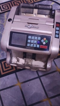 عدّاد فلوس علامة "السماح"، موديل 9002، بحالة جيدة ويعمل بكفاءة. يحتوي ...