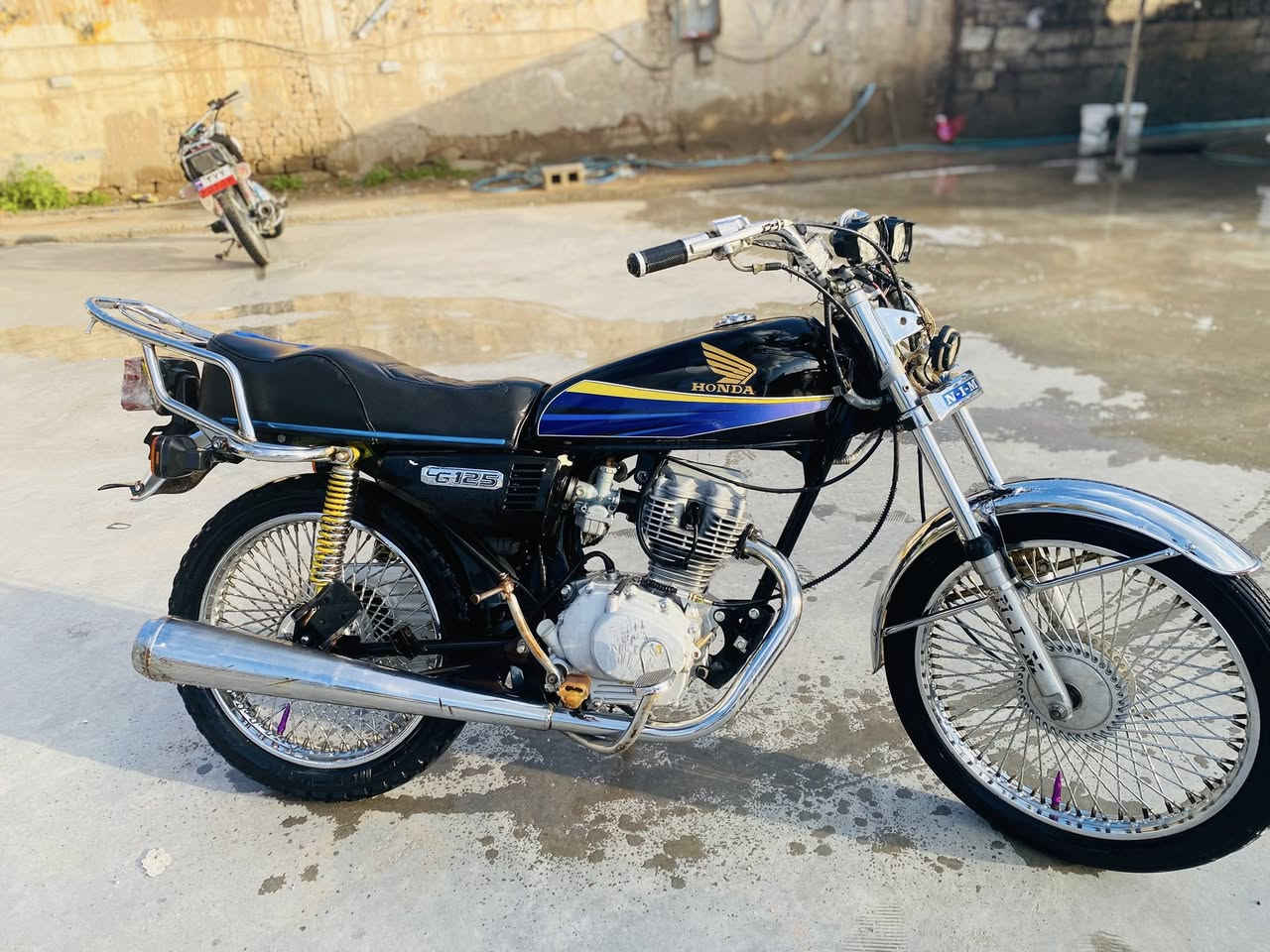 نامي 3 حرف موديل 17 دراجه نشطه ونضيفه بدون اي عيب  سعر 325 وبي مجال بسيط ***********
